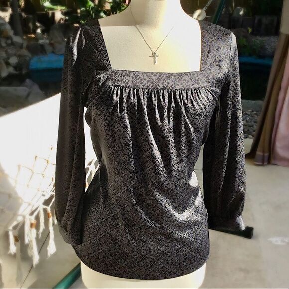 NYC GRAY AND WHITE SILKY BLOUSE SIZE SMALL - Picture 1 of 3